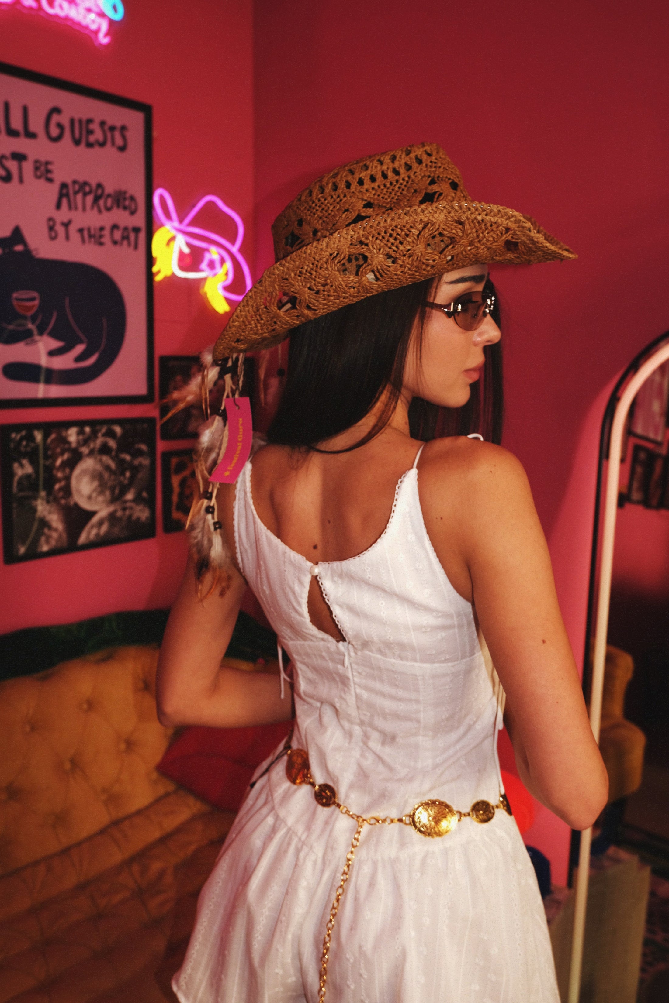 Флиртуваща и ефирна мини рокля с връзки