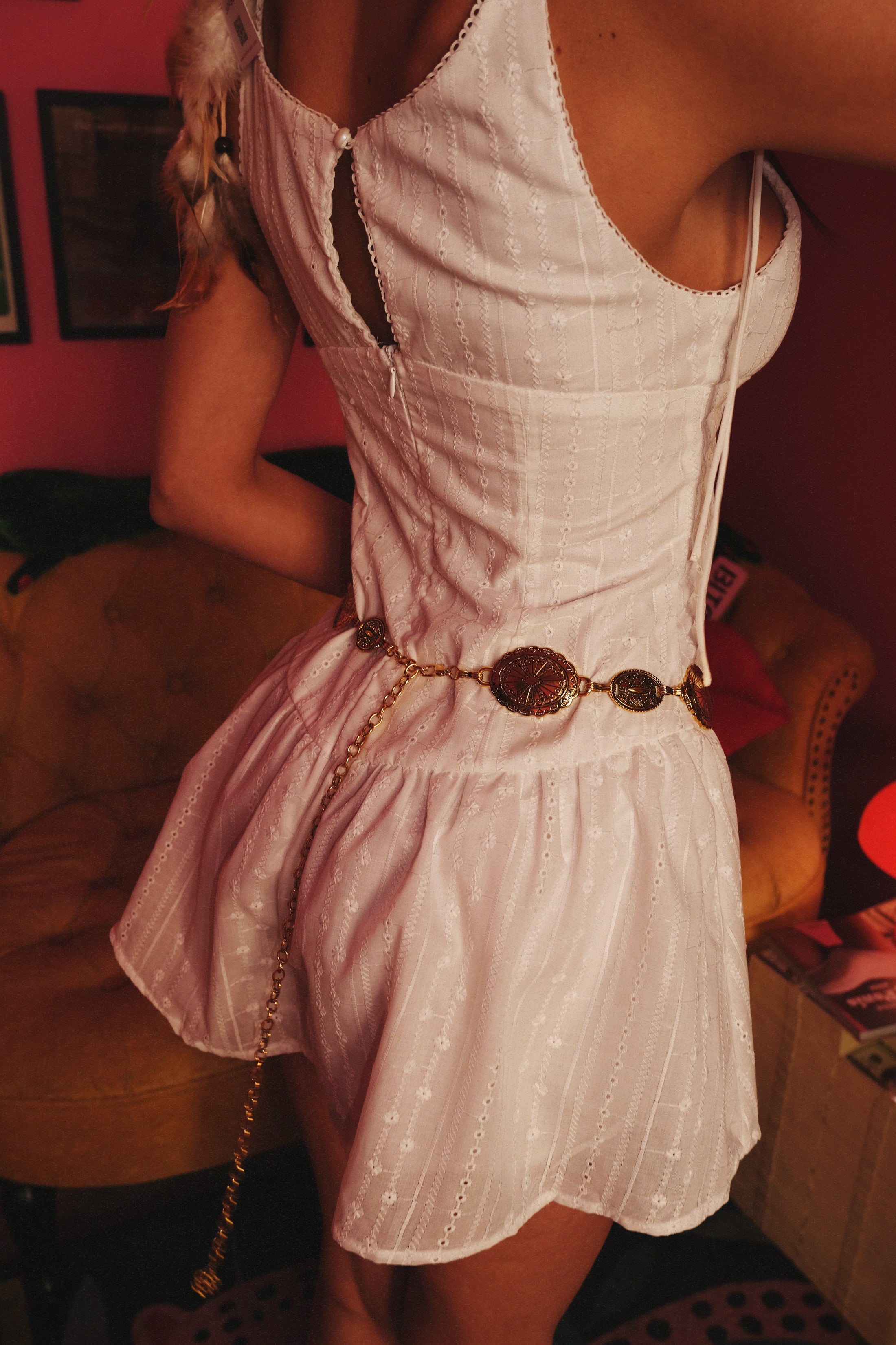 Флиртуваща и ефирна мини рокля с връзки