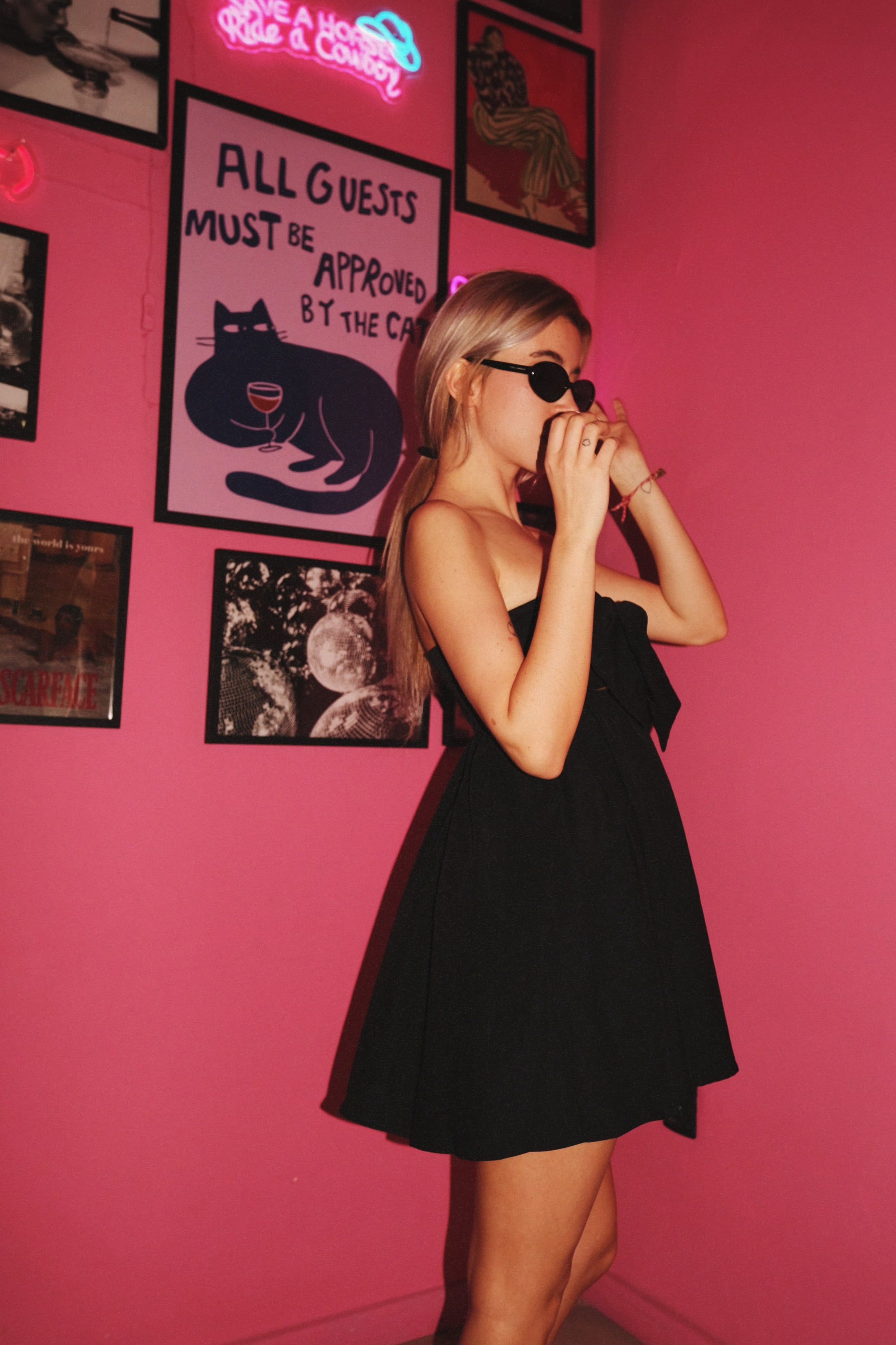 Черна къса рокля без презрамки