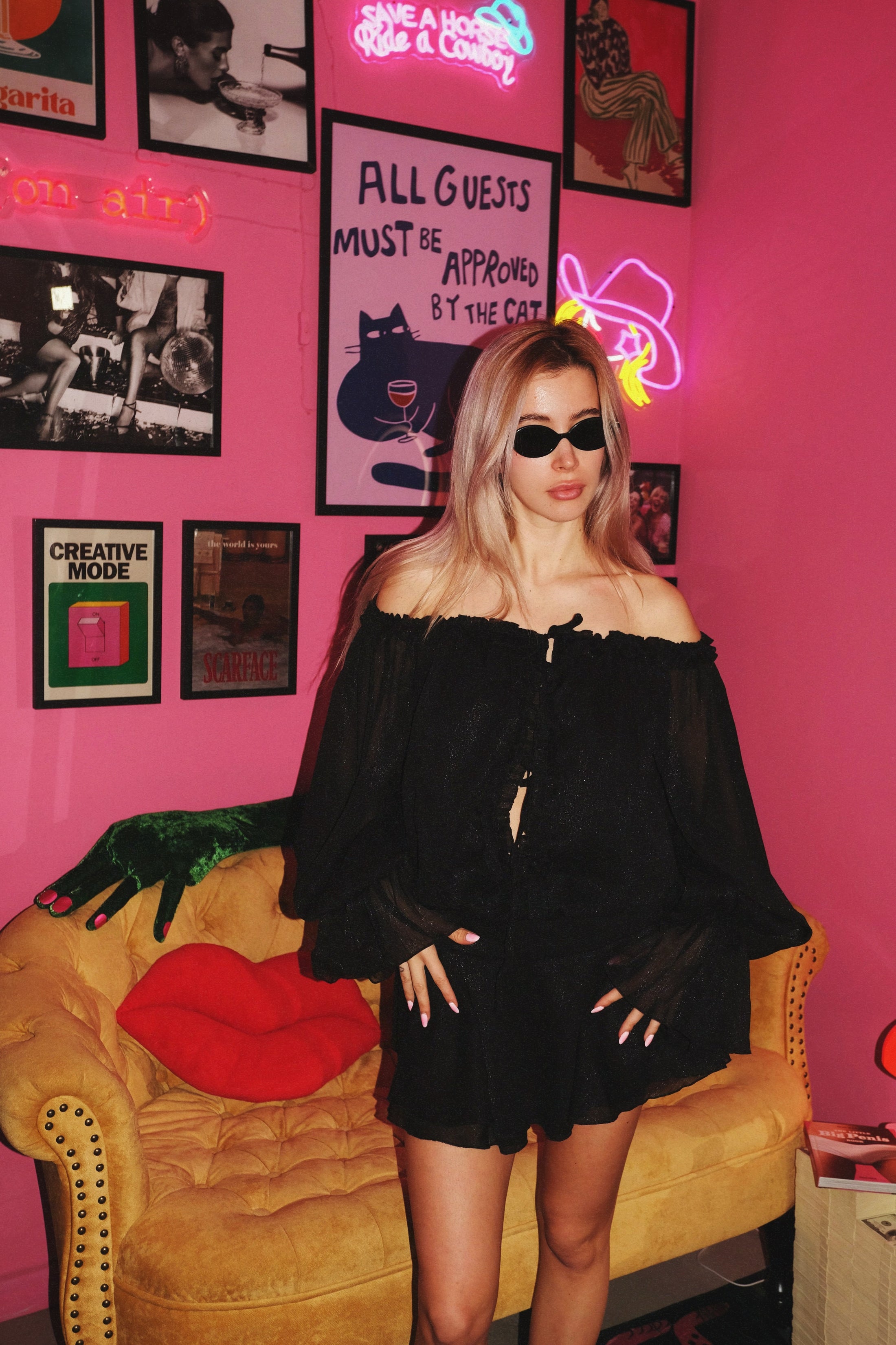 Бохо шик рокля с голи рамене в черно