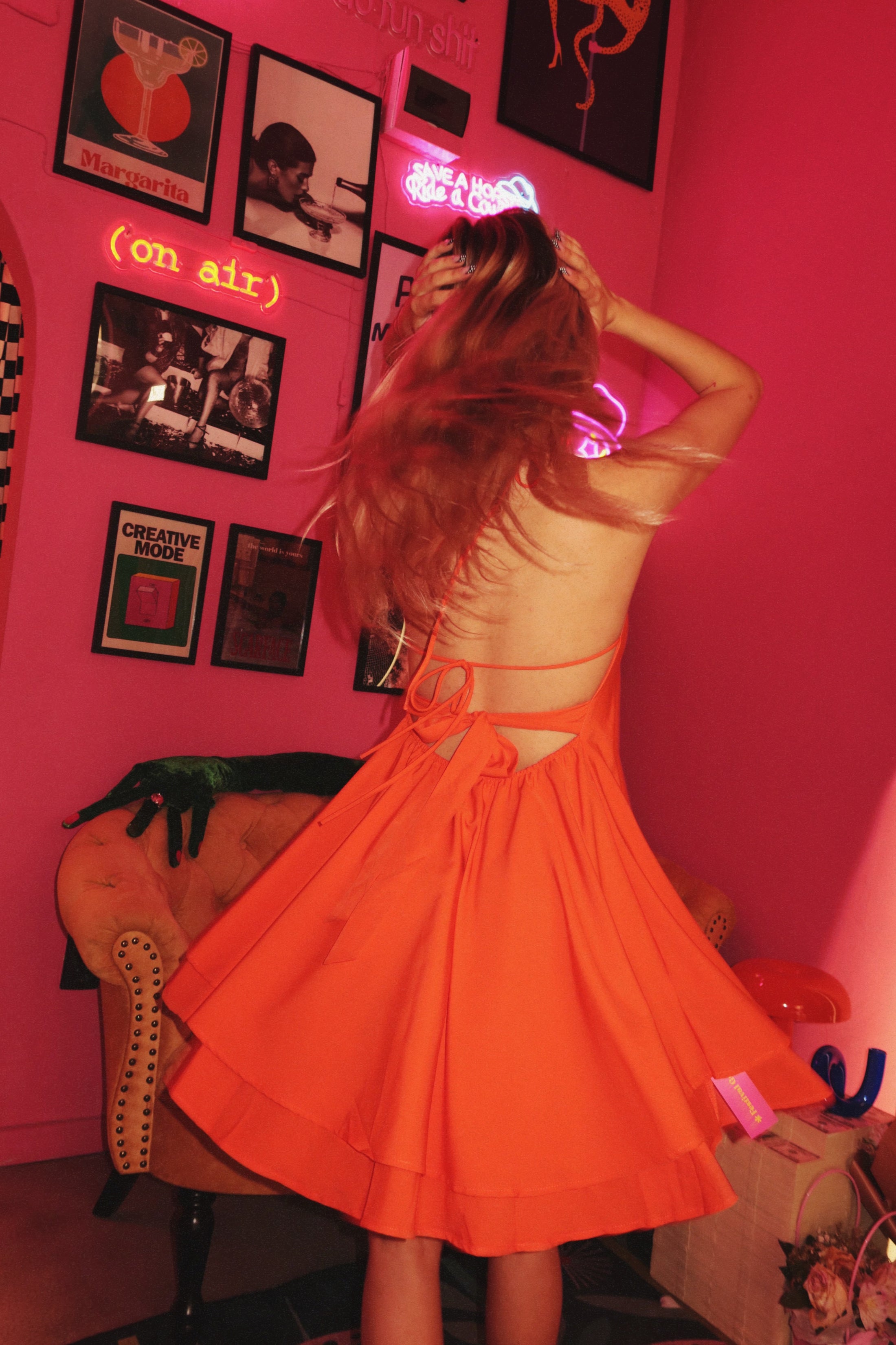 Мини рокля с горещ тропически халтер