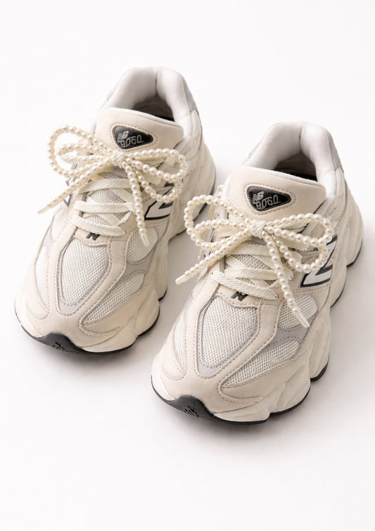 Висулка за обувки с перлени панделки