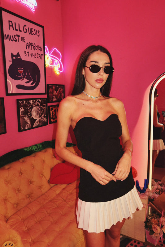 Мини рокля без презрамки с плисирана талия